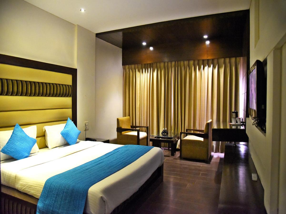 Hotel Landmark Chandīgarh Exterior foto